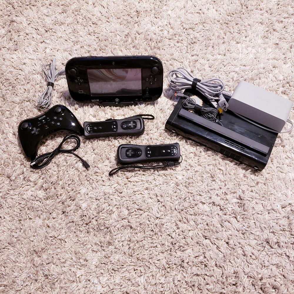 Nintendo Wii U Console 32GB Bundle + Wii U Game Pad + Controllers & Power Cords